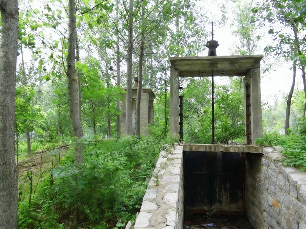 龙城石砌渠道黑色闸门
