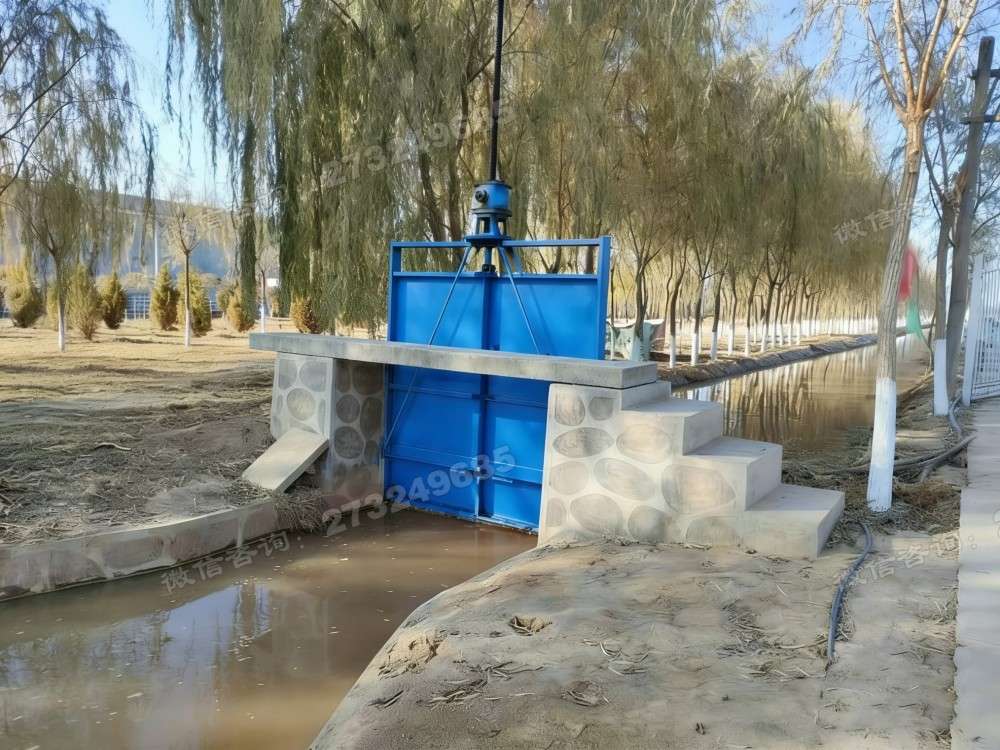 津南景观渠道蓝色闸门