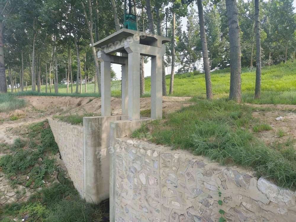 林间石砌铸铁闸门