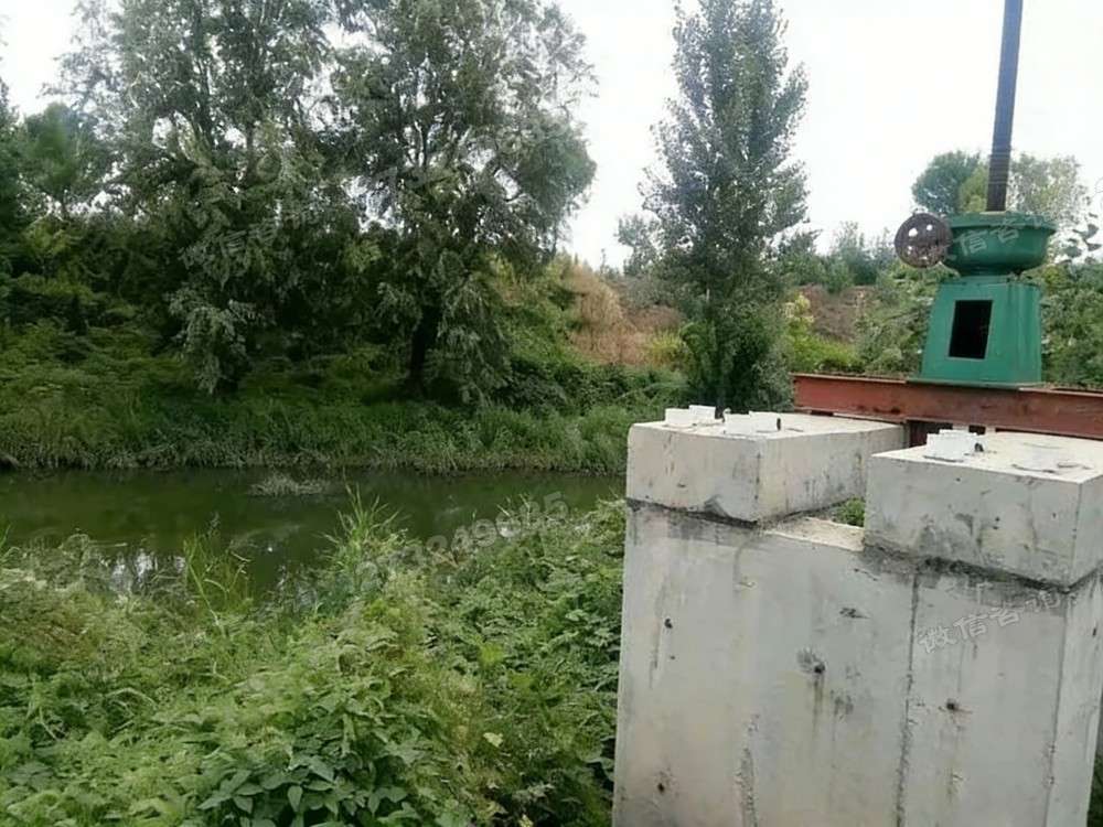 津南河边单吊点铸铁闸门
