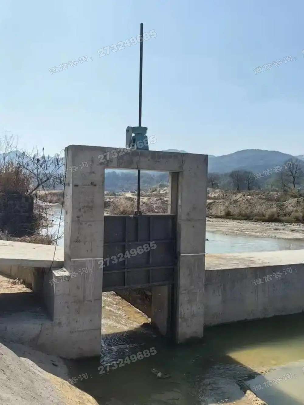 雁塔河道黑色铸铁闸门